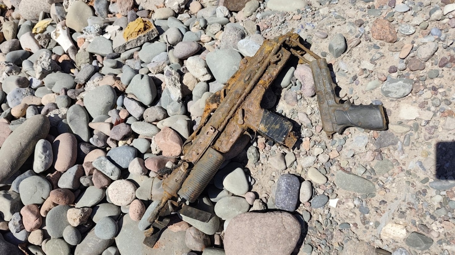 Hallaron armas de fuego ocultas en un descampado de Chimbas