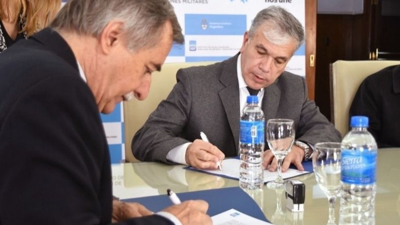 En medio de la crisis Defensa rubrica un contrato millonario que genera sospechas