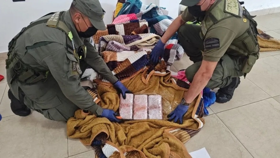 Cayó una mujer que llevaba 51 kilos de droga en un tour de compras que pasaba por San Juan
