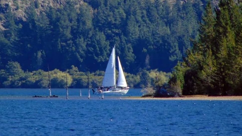 Un hombre murió tras el vuelco de dos veleros en el lago Epuyén