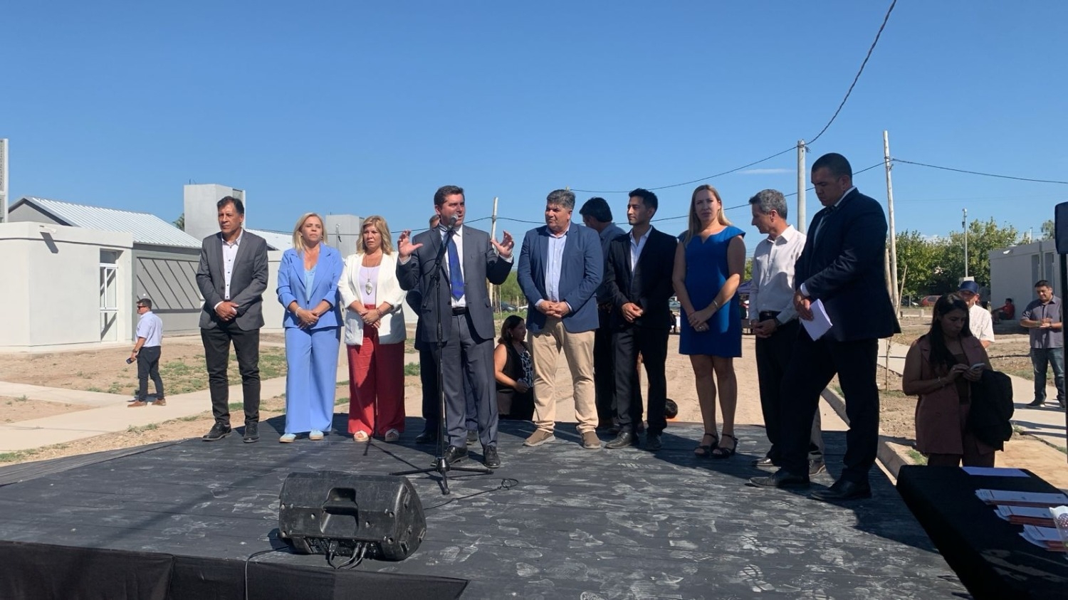 Orrego entregó más de 50 casas en Sarmiento y anunció 243 más para julio