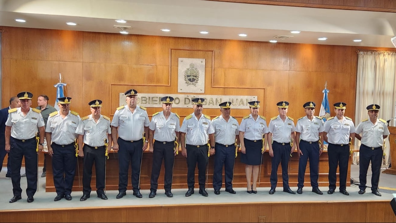 Histórica entrega de sables a la Plana Mayor de la Policía de San Juan