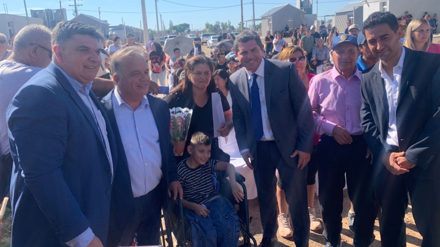La emoción de familias que cumplieron el sueño de la casa propia en Sarmiento