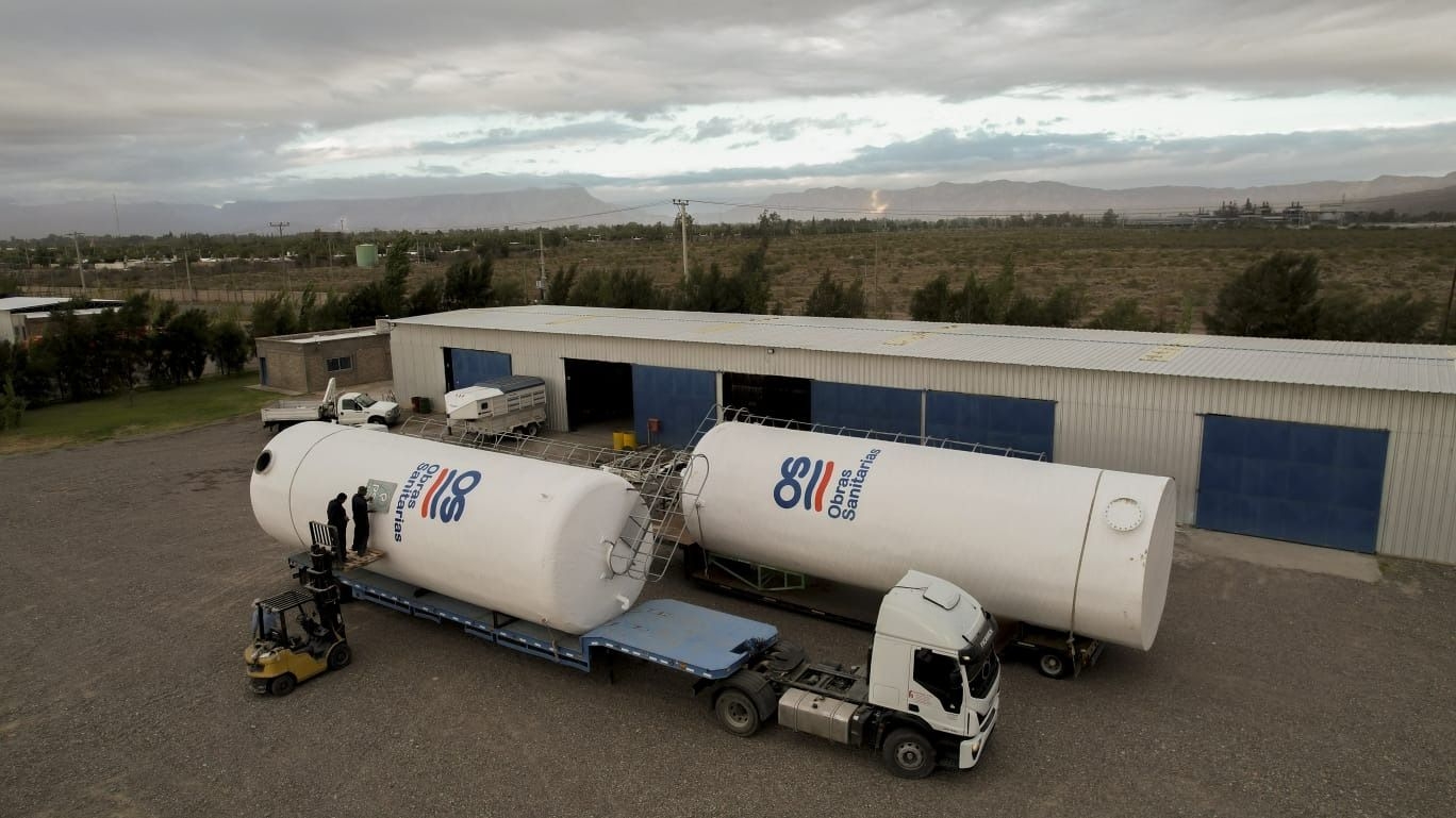 Con dos tanques monumentales, garantizan agua potable a la mitad de los ulluneros