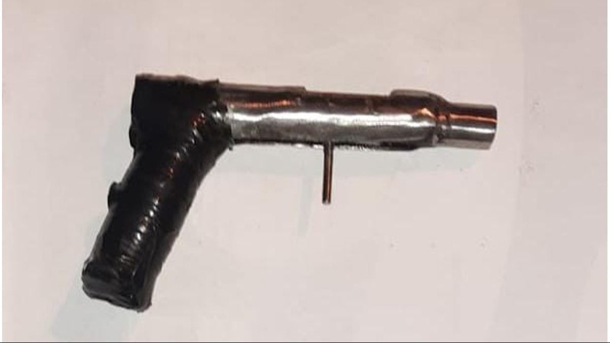 Escondió la tumbera en la mesa de luz y lo atraparon en un allanamiento