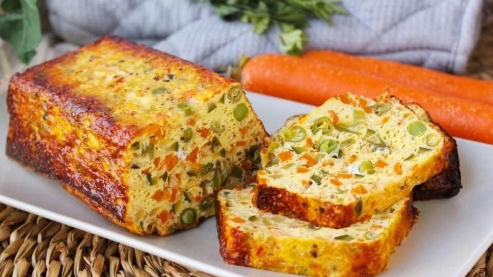 Una opción saludable de budín de polenta y vegetales al horno