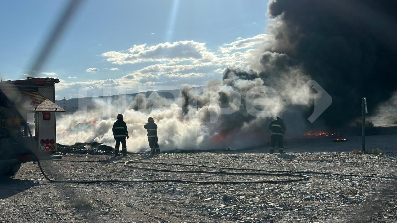 Feroz incendio cerca del Predio Ferial de Chimbas alarma a vecinos