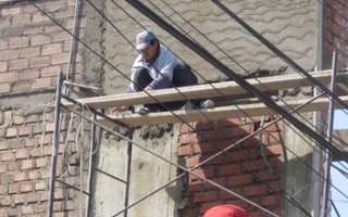 Un albañil terminó con cortes, quebrado e internado tras caer de una pared 