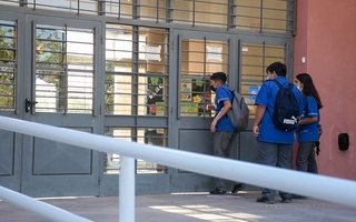 Sancionaron a alumnos sanjuaninos por llevar zapatillas en vez de zapatos