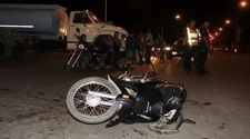 Motociclista chocó con un camión parado y quedó en estado crítico