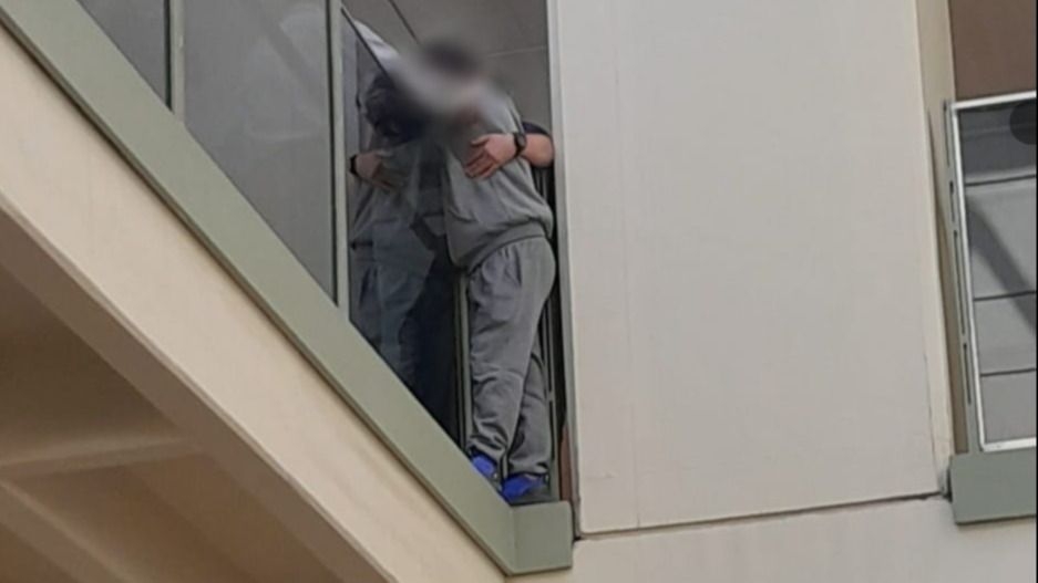 Evitaron que un hombre se arrojara del quinto piso del Centro Cívico
