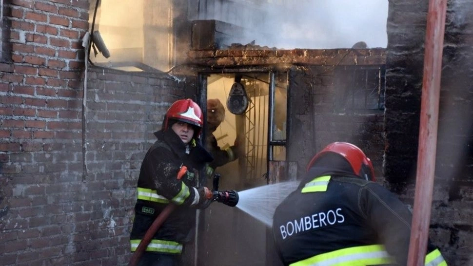 Dos incendios causaron graves daños en casas y hubo solo un herido