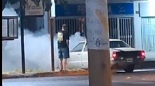 En plena calle: un Ford Taunus sufrió un principio de incendio 