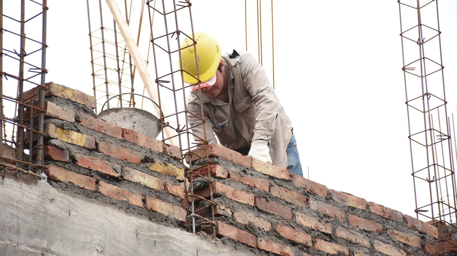 Aunque es baja, la mano de obra en la construcción la sostienen la obra pública y la minería