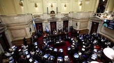 Aumento de sueldo a senadores: el gesto disimulado de Uñac para votar a favor