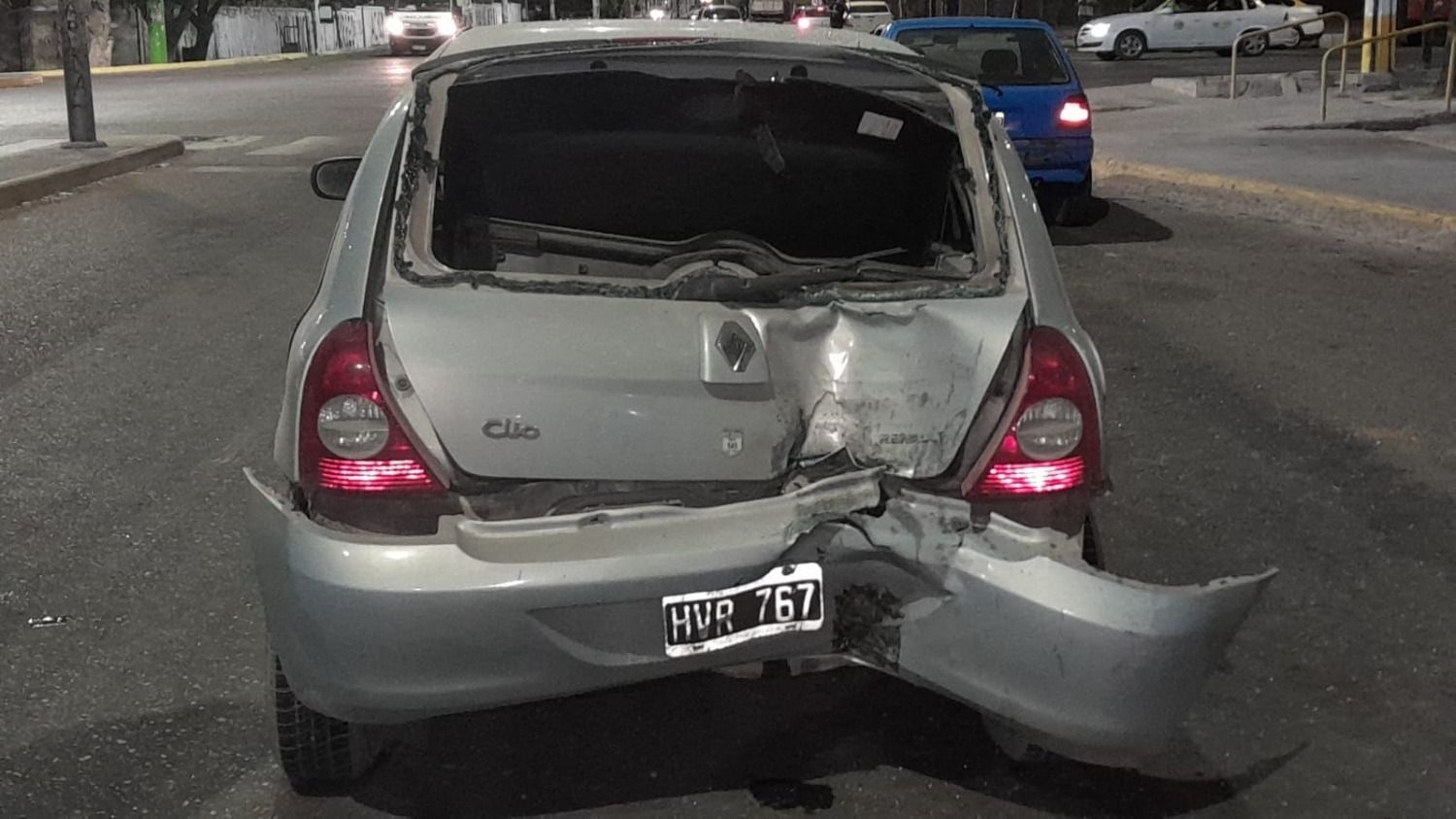 Siniestro vial en Rawson: un motociclista chocó por detrás a un auto y ...