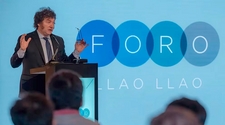 El presidente Milei calificó de "héroes" a quienes "fugan dólares"