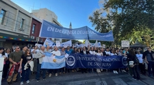 En San Juan, alumnos y docentes marcharon para defender a la UNSJ