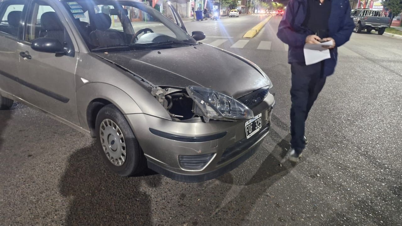 Una moto y un auto protagonizaron un fuerte choque en Rawson
