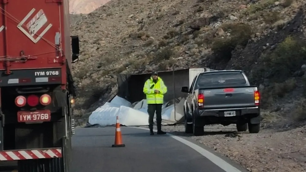 Camión cargado con azúcar volcó en Uspallata y obstruyó Ruta 7