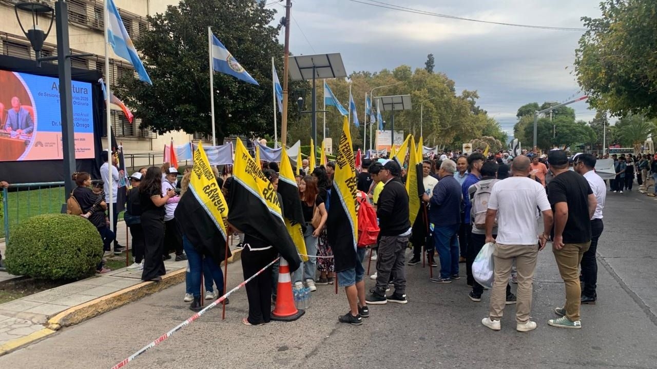 Calles cortadas y militantes en la Legislatura por el discurso de Orrego