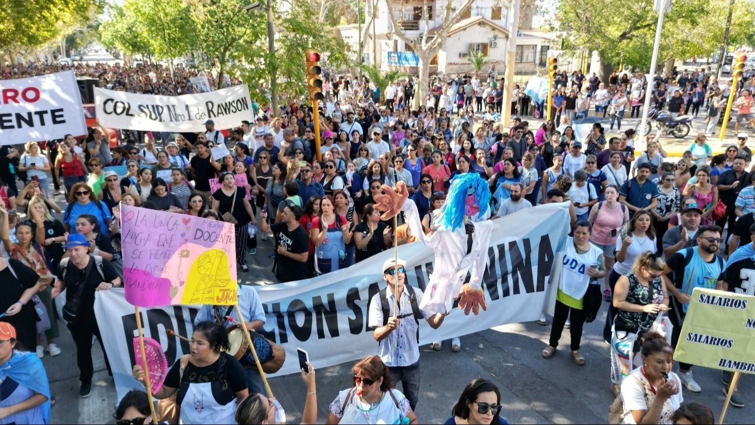 El horizonte de la protesta docente se aclara ante la suspensión de la ley laboral