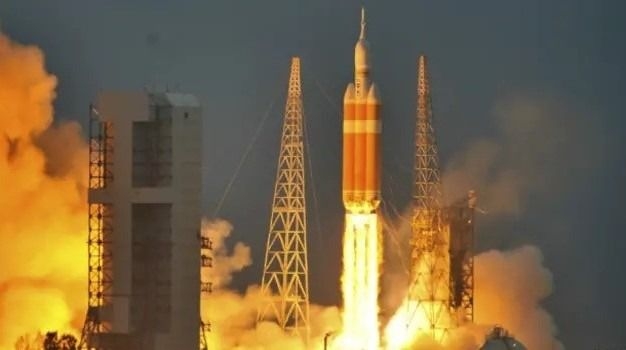 La nave Orión de la NASA se encuentra en pleno vuelo 