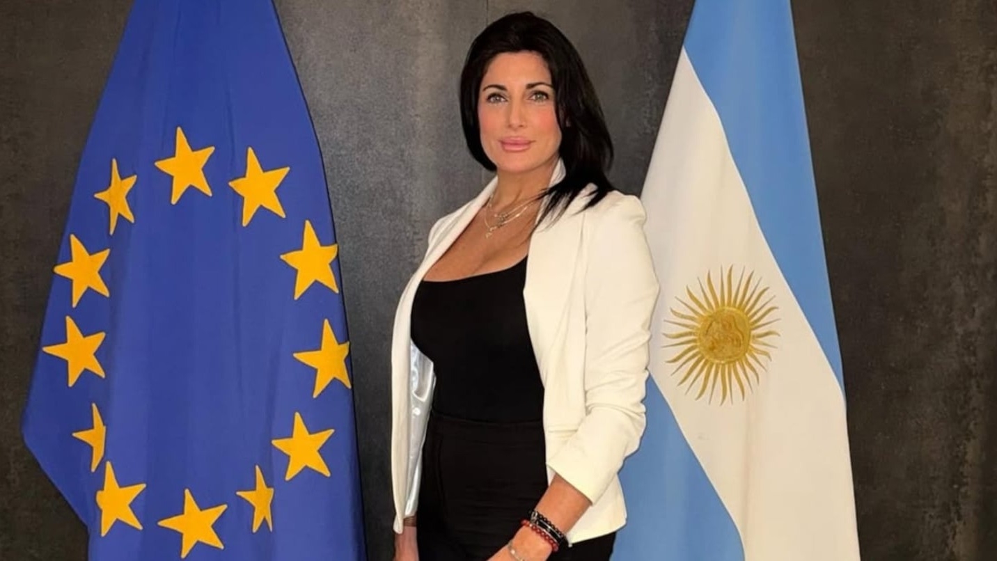 Juliana Santillán aseguró reunirse con un político de Checoslovaquia, país que no existe