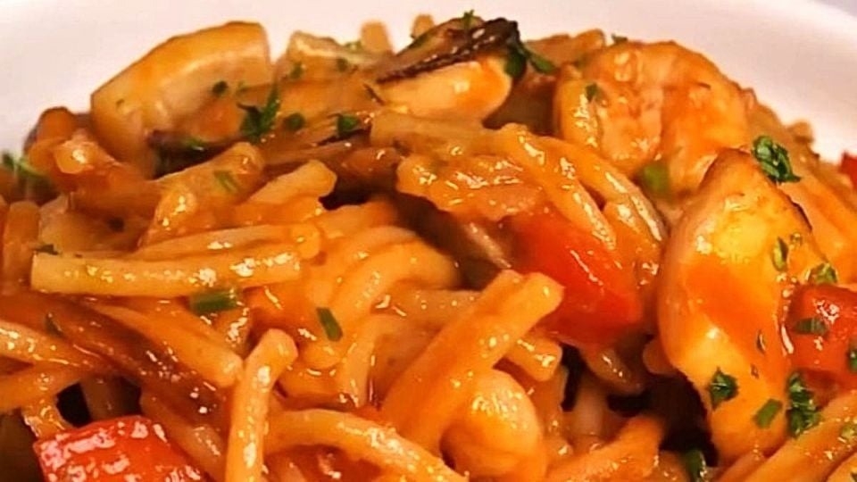 La receta de fideos con mariscos ideal para esta Semana Santa