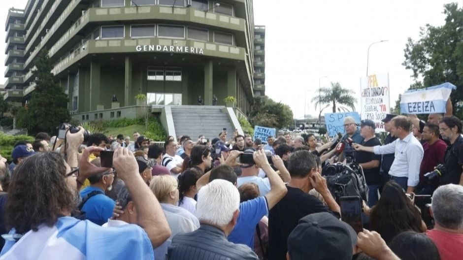 Las fuerzas federales reclamaron por bajos salarios junto a sus familias