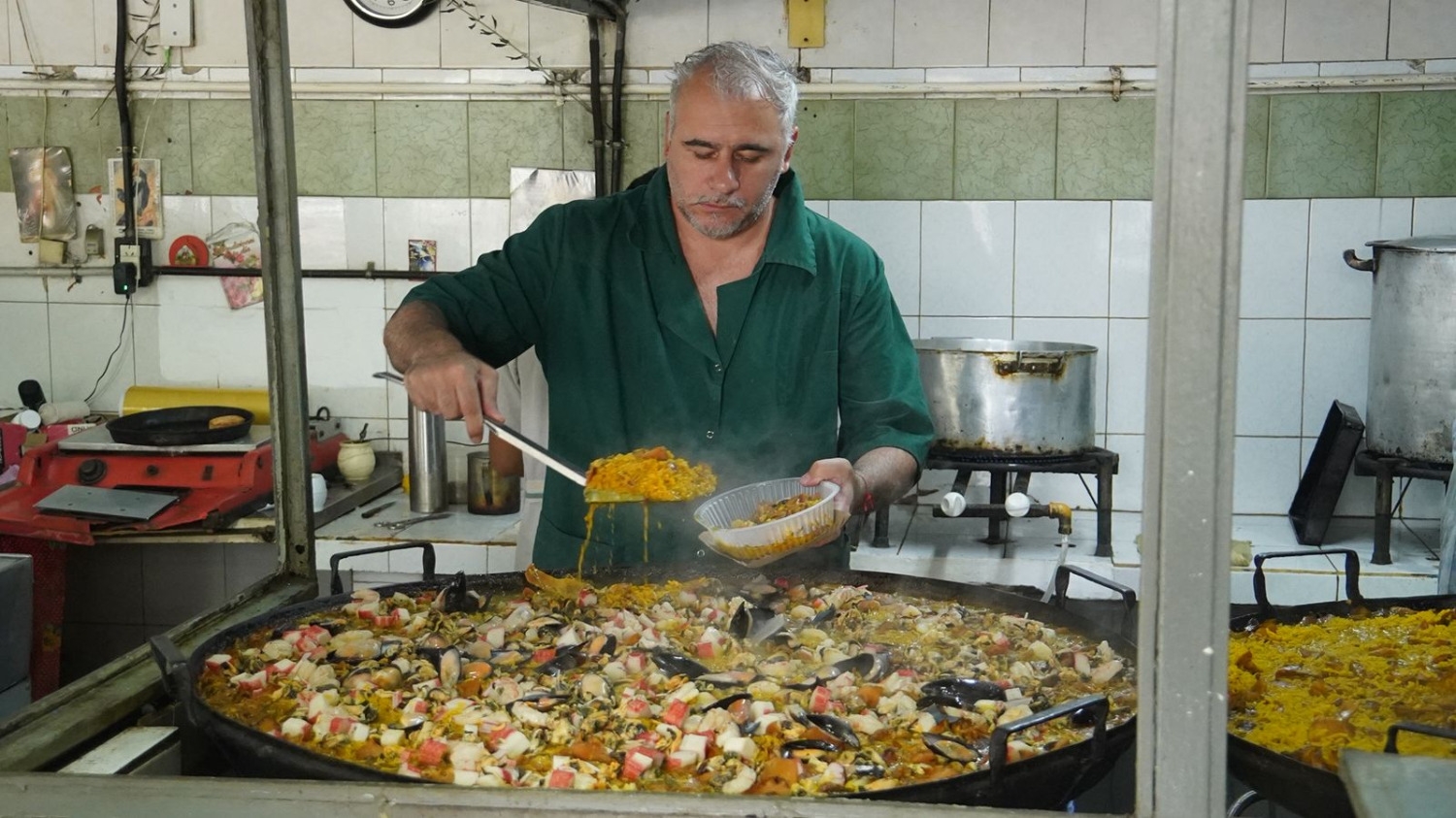 Entre paellas y empanadas de vigilia, el clásico de Viernes Santo en San Juan