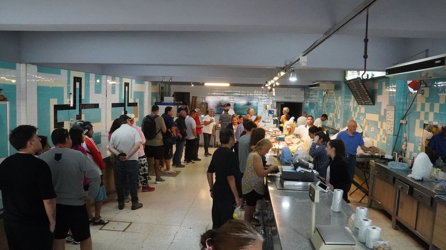 Filas en las pescaderías, la postal que se repite al mediodía del Viernes Santo