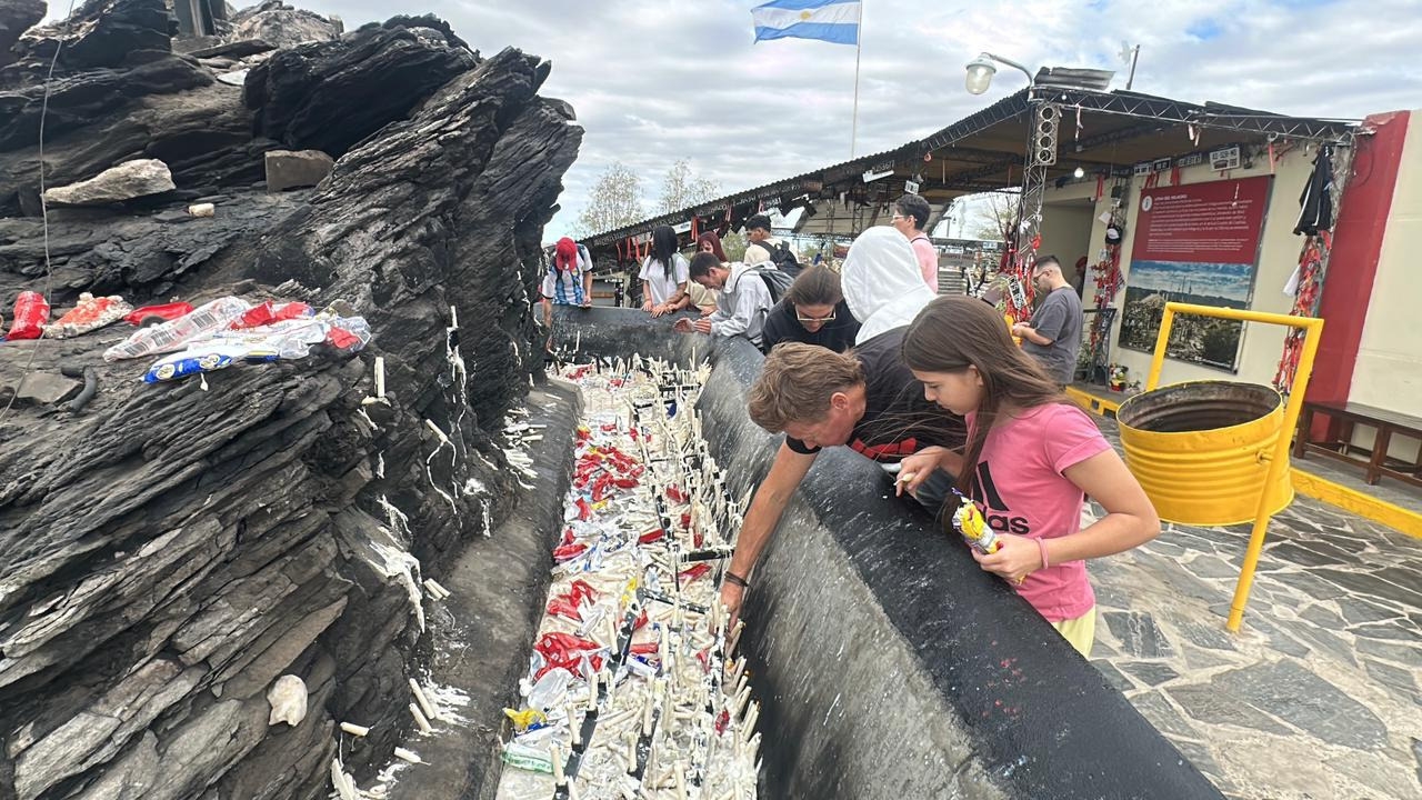 Miles de promesantes llenaron la Difunta Correa en un Viernes Santo histórico