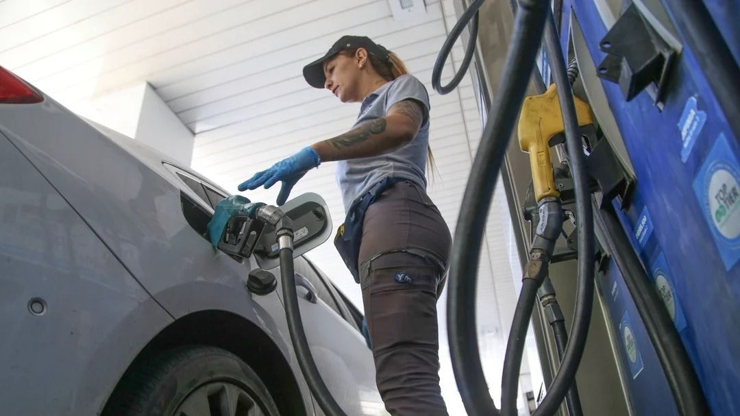 Acuerdo entre YPF y otras compañías para congelar el precio de los combustibles