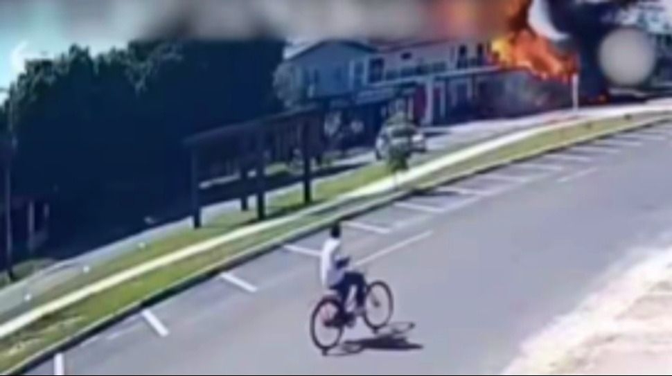 Una avioneta se estrelló sobre un restaurante y dejó cuatro muertos