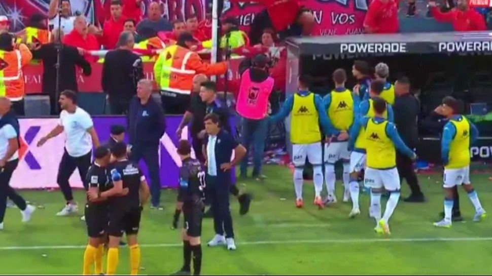 Hinchas de Independiente agredieron a suplentes de Racing en medio del partido