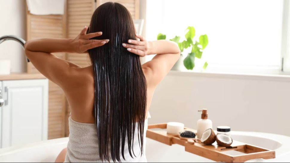 Por qué el aceite de coco se volvió tendencia para el pelo