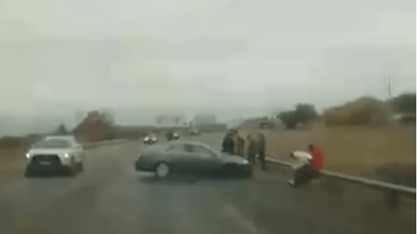 Un fuerte choque entre un colectivo y un auto provocó alerta en Ruta 20