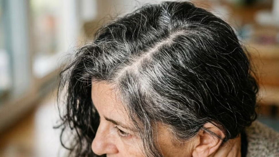 Un truco natural permite disimular las canas sin tintura