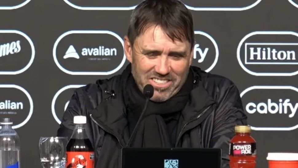 Coudet explotó con un jugador pese a la goleada de River