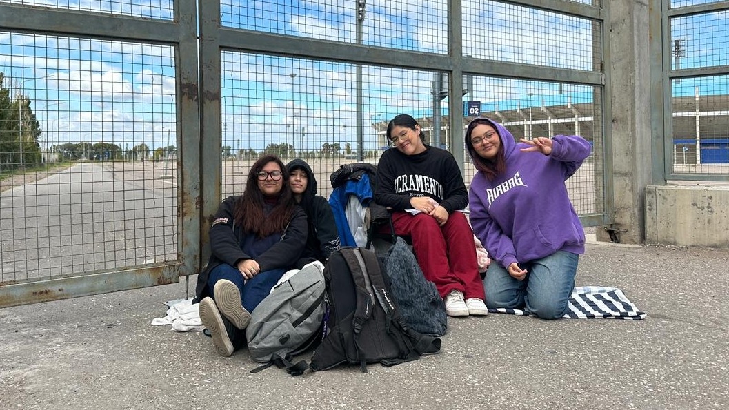 Fanáticas acamparán por más de 10 días en el Bicentenario para ver a Airbag