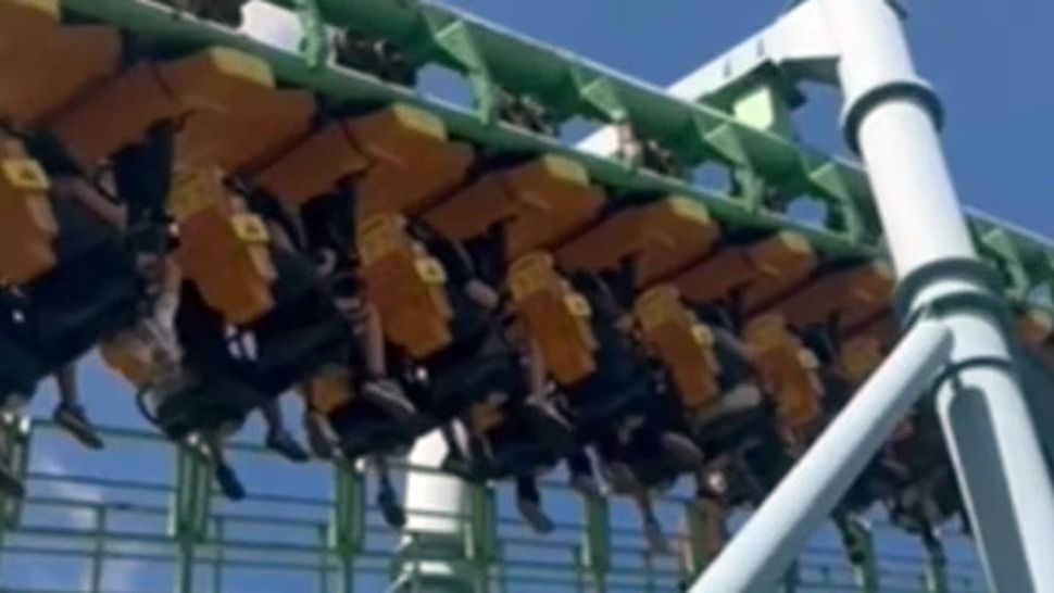 Una falla en una montaña rusa dejó pasajeros colgados en el aire 20 minutos