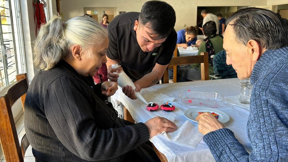 Integración y fe: internos del penal y adultos mayores hicieron huevos de Pascua