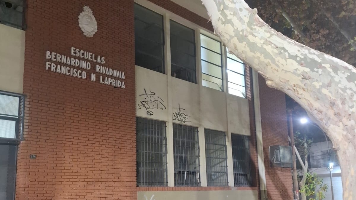 Vandalizaron la escuela Rivadavia y la plaza Aberastain hubo aprehendidos