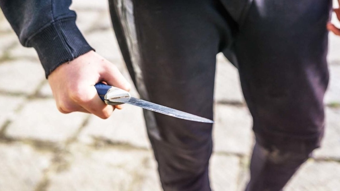 Dos delincuentes en bicicleta acuchillaron a una mujer para robarle