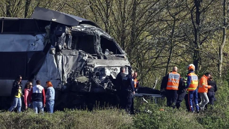 Un tren de alta velocidad chocó y dejó un muerto en Francia