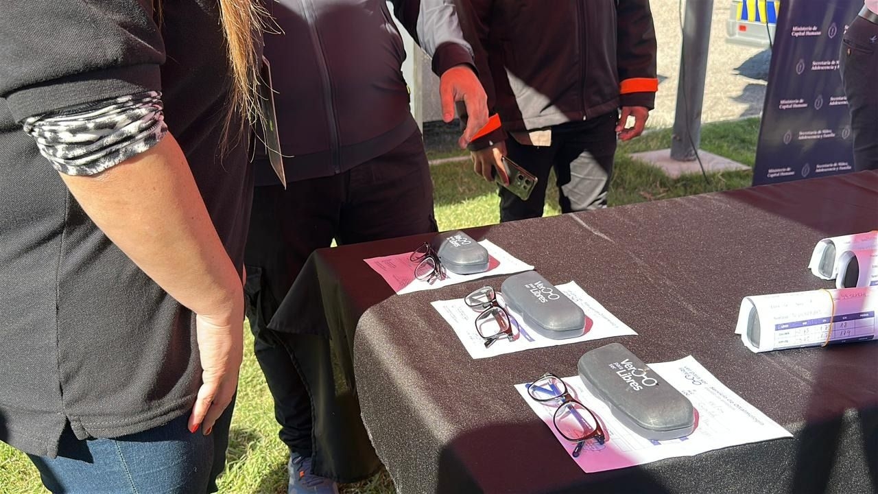 Entregaron anteojos gratuitos a niños y adolescentes en Capital