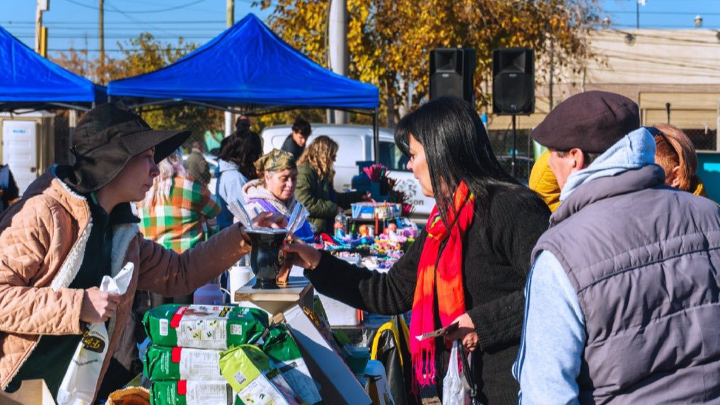 Frutas y verduras a precios populares en la Feria Rinde Más de Rawson