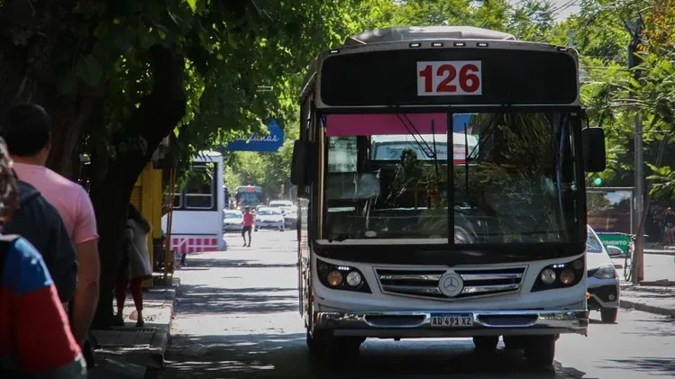 Un colectivo de la RedTulum atropelló a una mujer en plena Libertador
