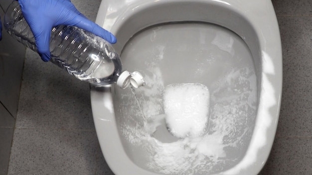 Por qué no hay que usar vinagre y bicarbonato para el inodoro